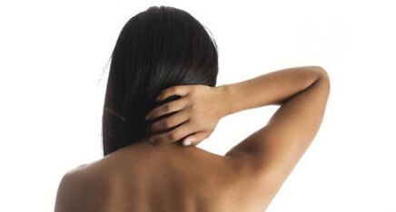 La fille montre son cou de la sorone du dos