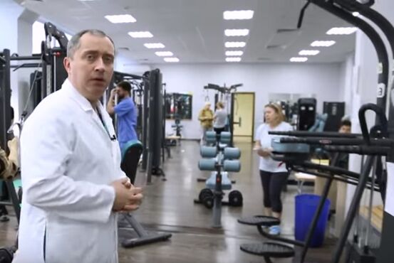 Cours au gymnase avec ostéochondose cervicale